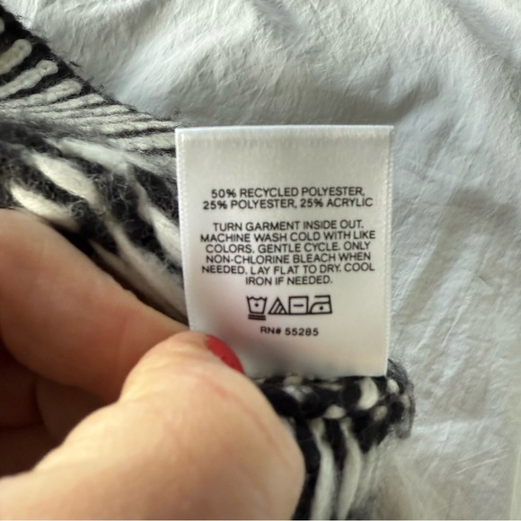 Express Monochrome Knit Turtleneck Sweater, Size L, Offers Welcome - Picture 8 of 8